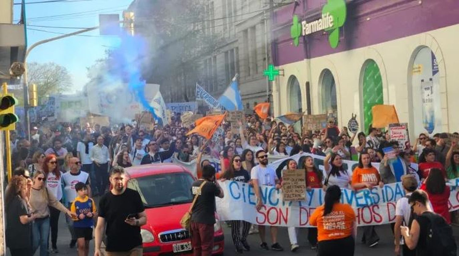 Miles de paranaenses salieron a las calles en defensa de las universidades públicas