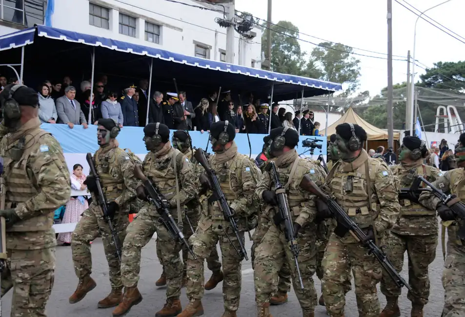 Tandil celebró los 209 años de la gesta de Mayo con el tradicional desfile patriótico 