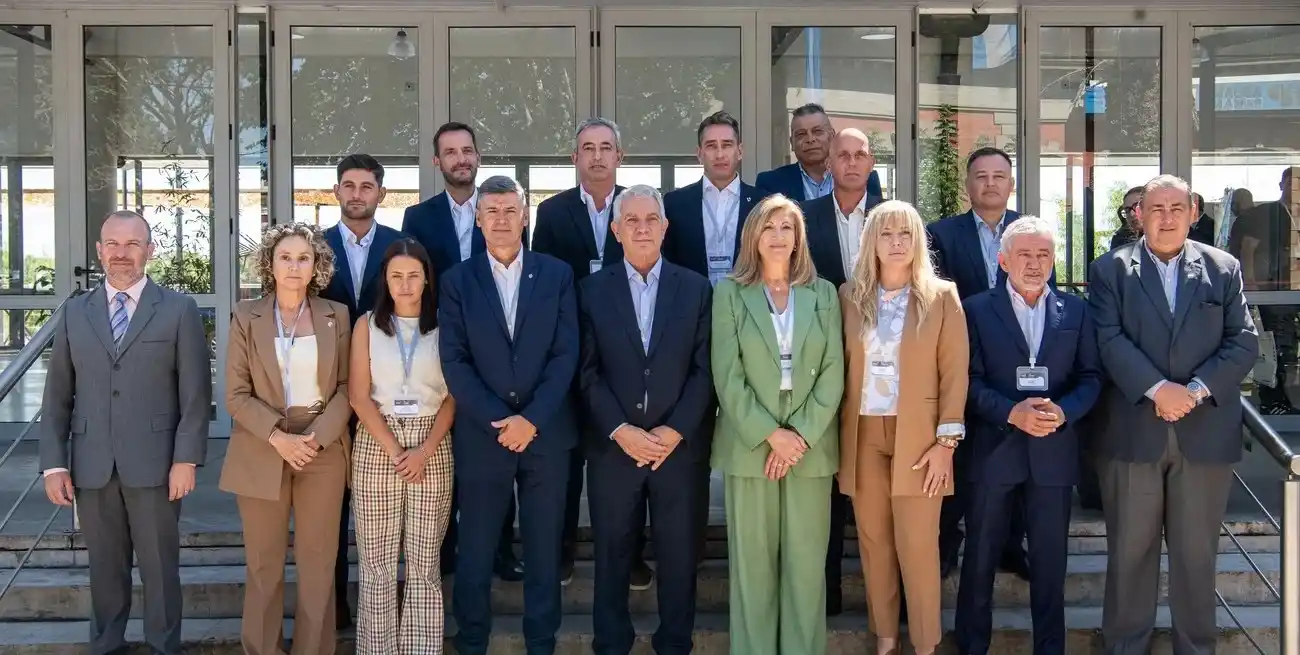 La foto de familia. Hubo un fuerte gesto político entre intendentes de distinta extracción, contra el ajuste de Milei. Crédito: COFEIN