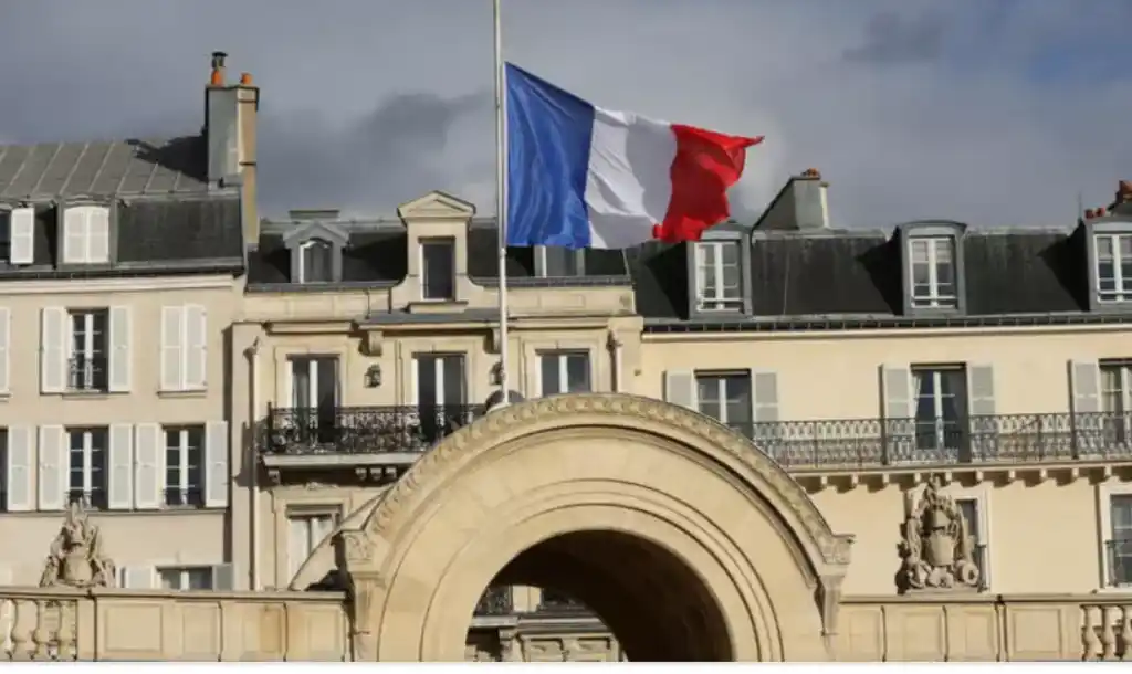La bandera francesa a media asta en el Palacio Eliseo