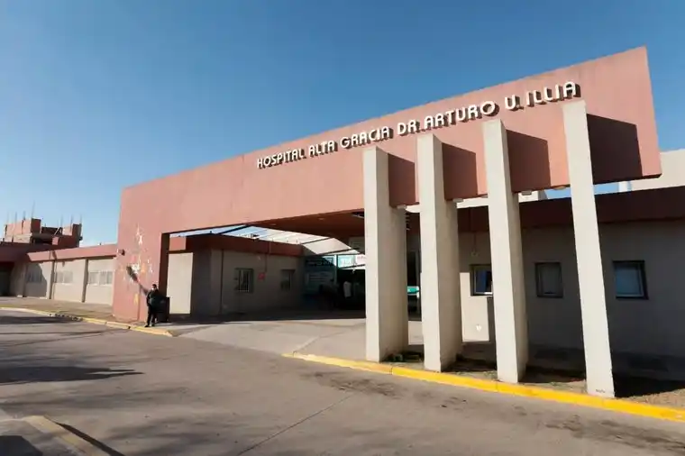 La mujer fue llevada al Hospital Alta Gracia, pero llegó sin vida.