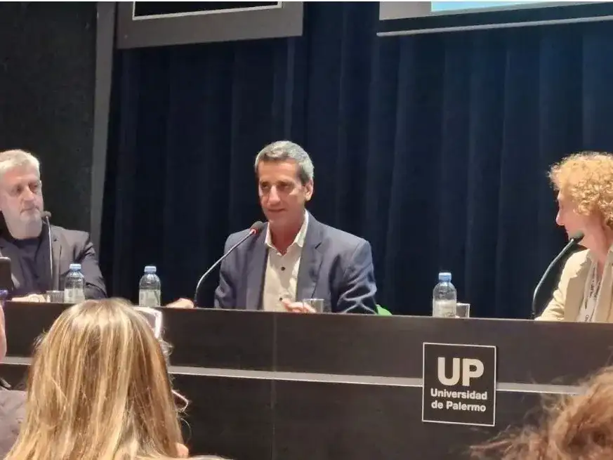 Gustavo Grabia durante su exposición en el 20° Congreso Internacional de FOPEA, en Buenos Aires.