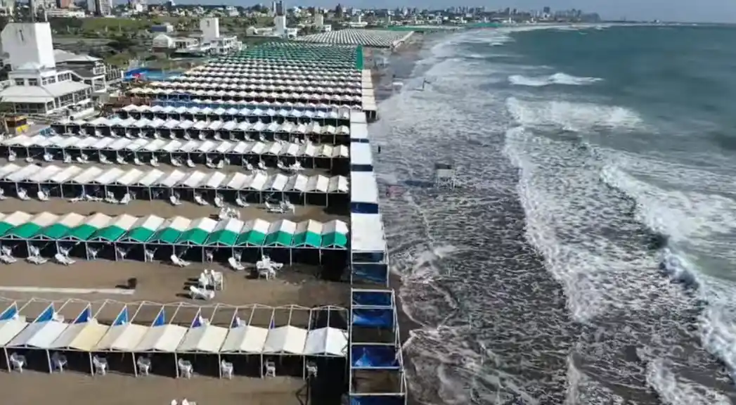 Impresionante crecida del mar en la zona de Punta Mogotes ubicada en Mar del Plata
