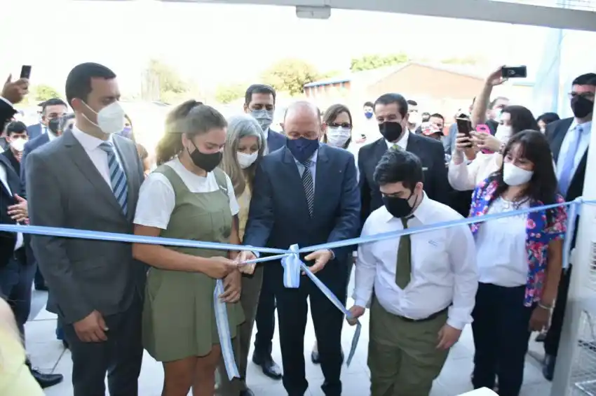 Insfrán inauguró la obra educativa 1401 de su gestión