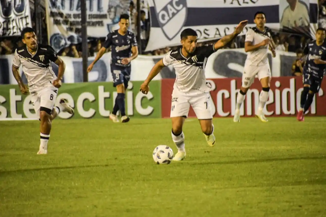 Quilmes-Gimnasia (M) se suspendió por agresión al arquero visitante.