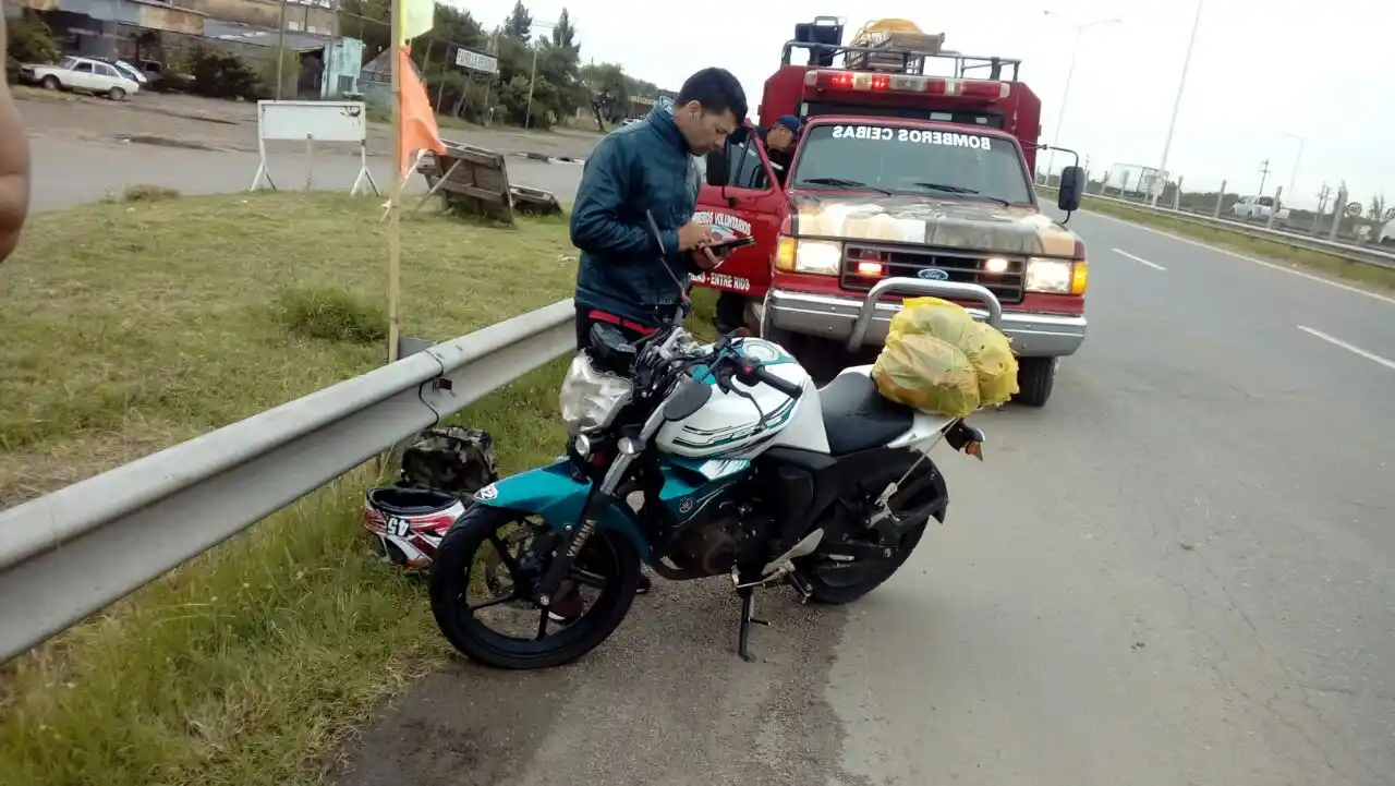 Un motociclista se salvó de milagro luego de chocar de atrás a un auto