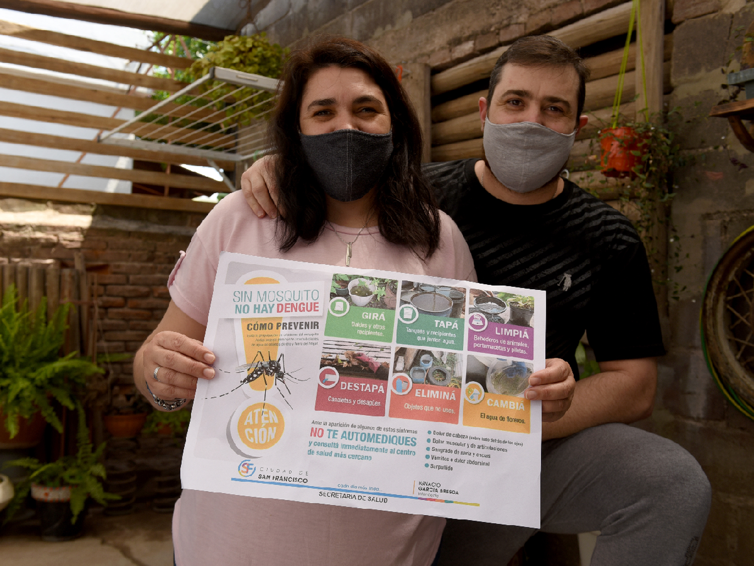 Una familia invita a combatir el dengue con conciencia social