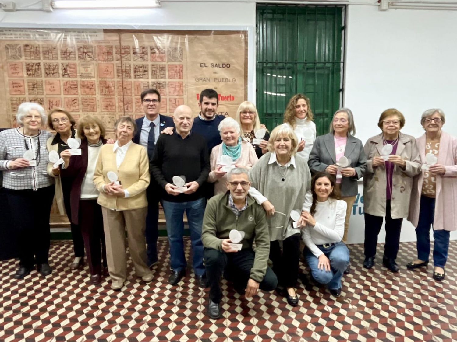 José Goity y Leonel Chiarella junto a los y las agasajadas.