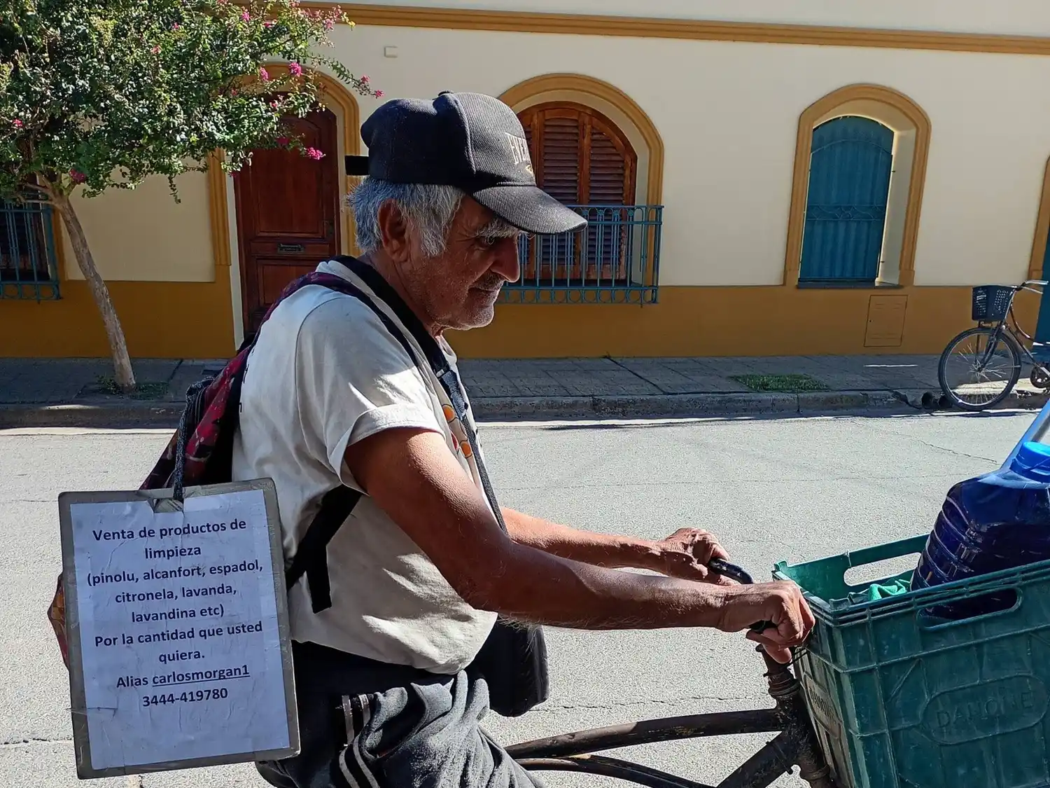 Carlos, el ejemplo de trabajo que recorre la ciudad en bicicleta
