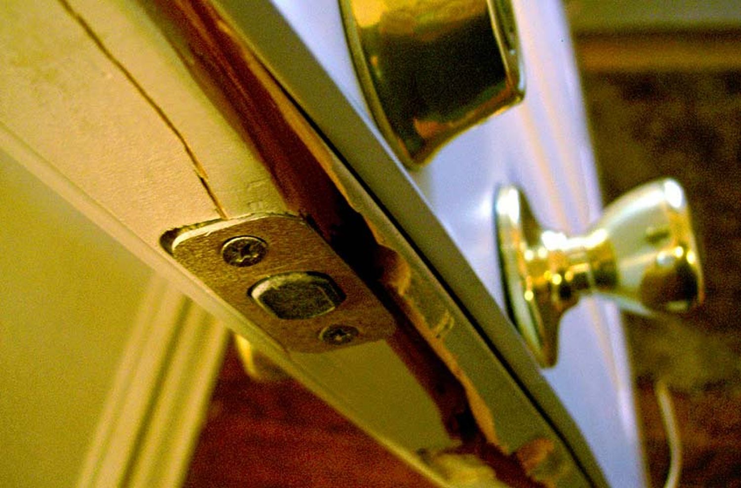 Quedó detenido por romperle la puerta a su ex