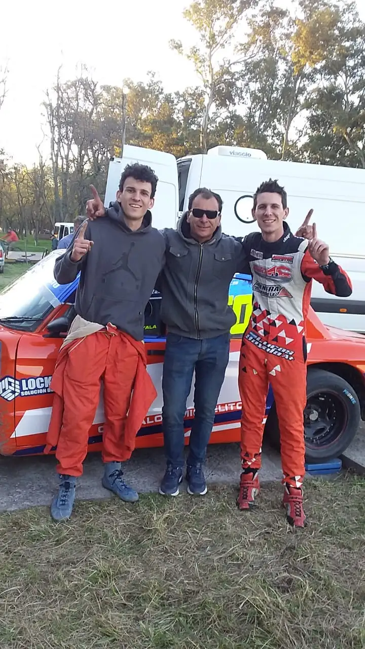Los Bayala dominaron en Rauch. Gonzalo y Lucas, con su padre Daniel.