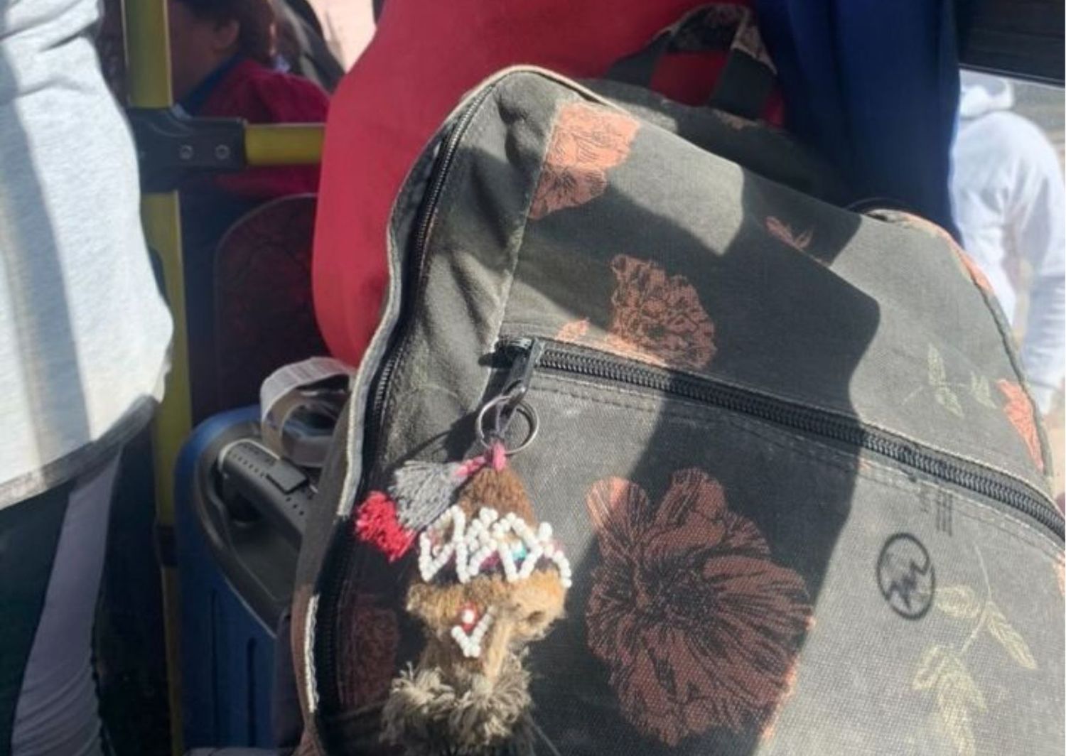 Micaela busca las mochilas que le robaron