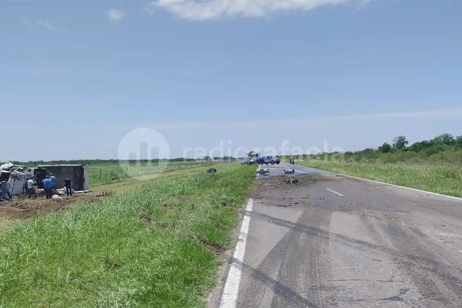 Un camión de la EPE que transportaba transformadores volcó en la RP N° 13