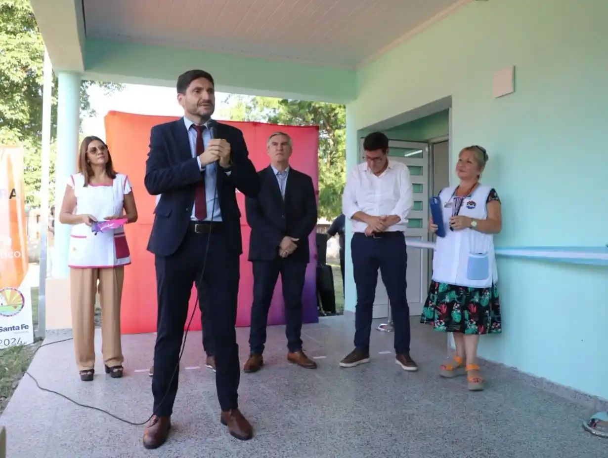 Pullaro inauguró aula en Alejandra