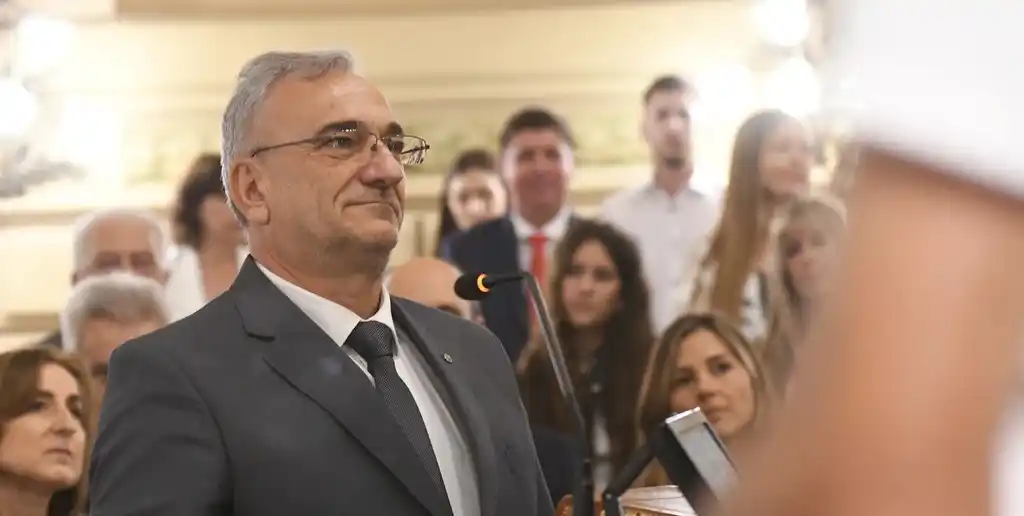 El senador Alcides Calvo observó que pese a los casi 6 años transcurridos desde su sanción, la ley del acompañante terapéutico sigue sin ordenar esa labor en los equipos de salud.