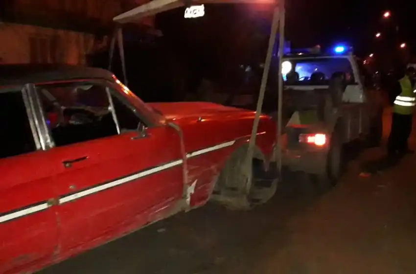 Manejaba borracho e impactó contra una camioneta estacionada
