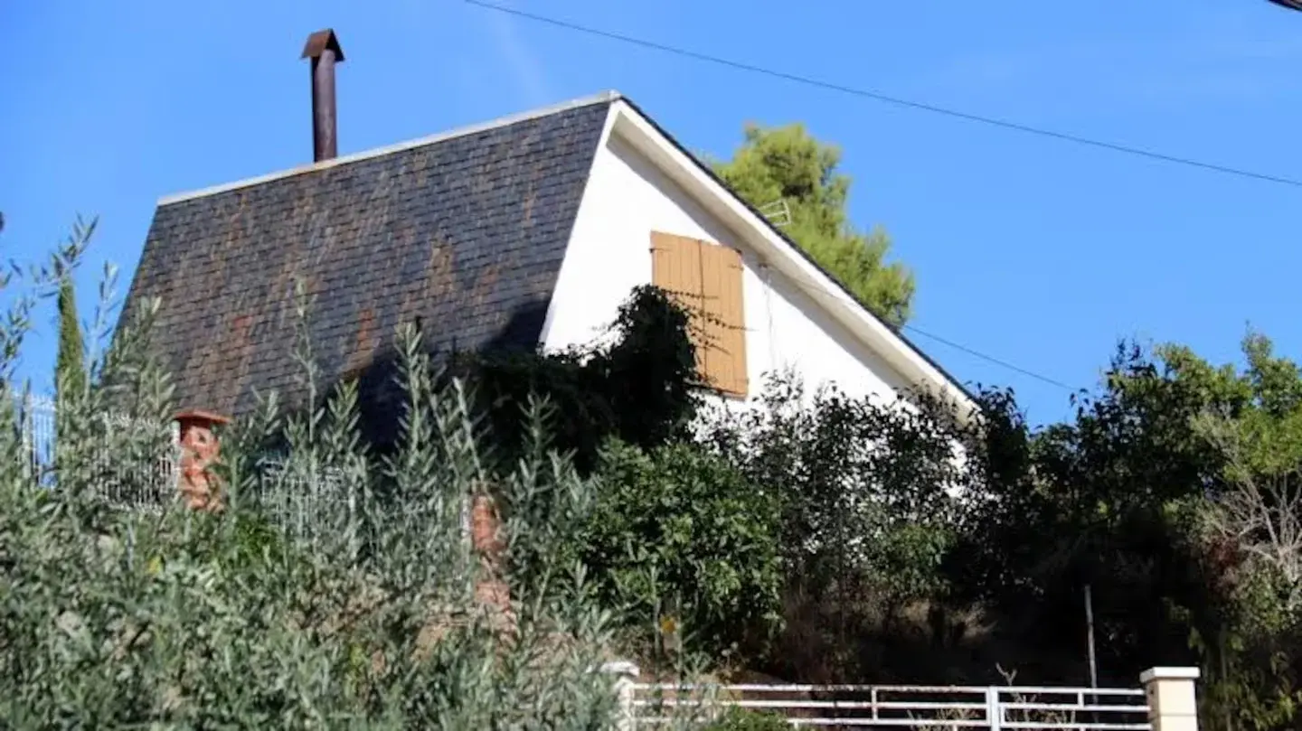 Madre e hija vivieron casi dos años junto al cadáver de un familiar y una alerta vecinal reveló el caso