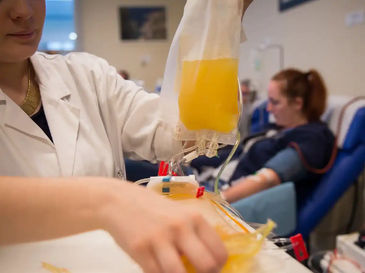 El uso de plasma de convaleciente en adultos transforma el coronavirus en "un mal catarro"