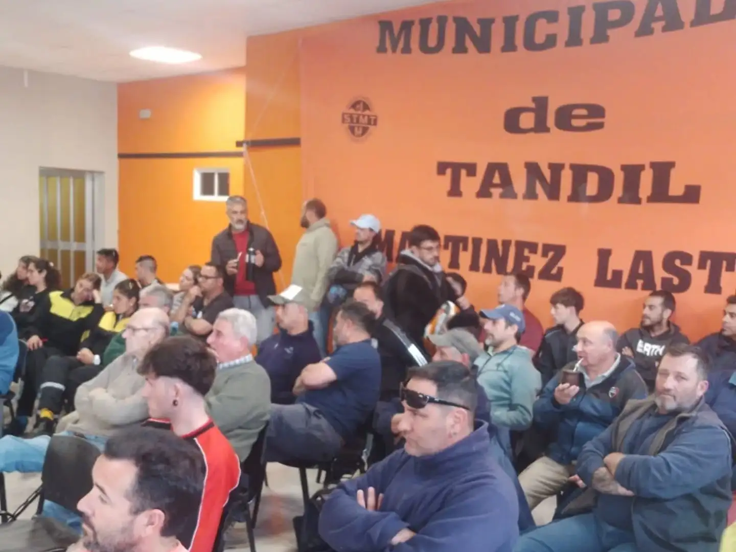 Reunidos en asamblea, los trabajadores aprobaron por mayoría la propuesta salarial en discusión.