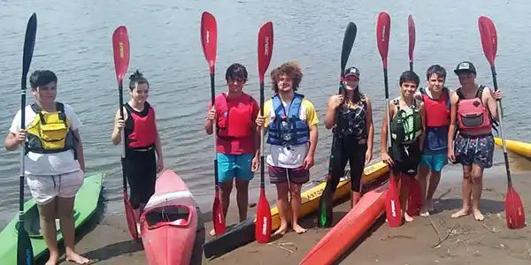 Navegantes del río Quequén: la escuela de kayak del Rowing Club