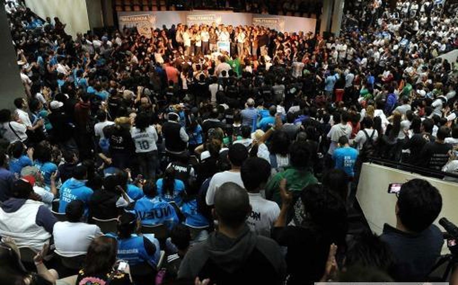 Plenario de la militancia kircherista: El Mercado Central reunió a 20 mil militantes