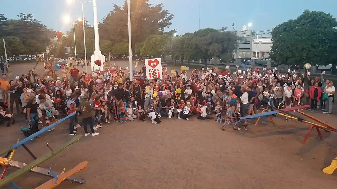 Isi cumplió 4 años y se realizaron abrazos en el Hospital Italiano y en la Plaza Uriburu
