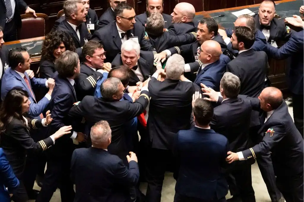 Diputados a las trompadas en plena sesión