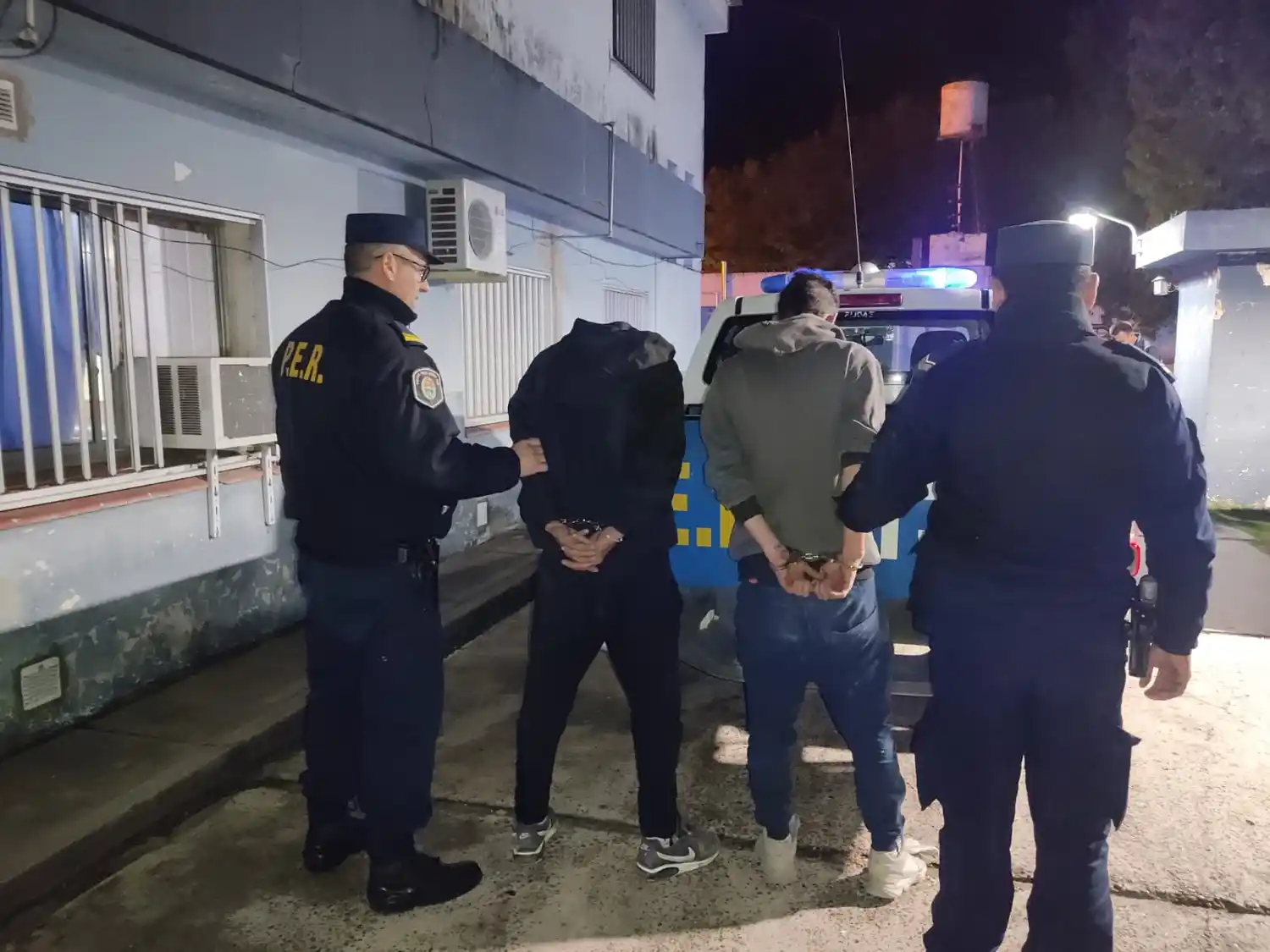 Se resistieron a ser identificados y dañaron un patrullero