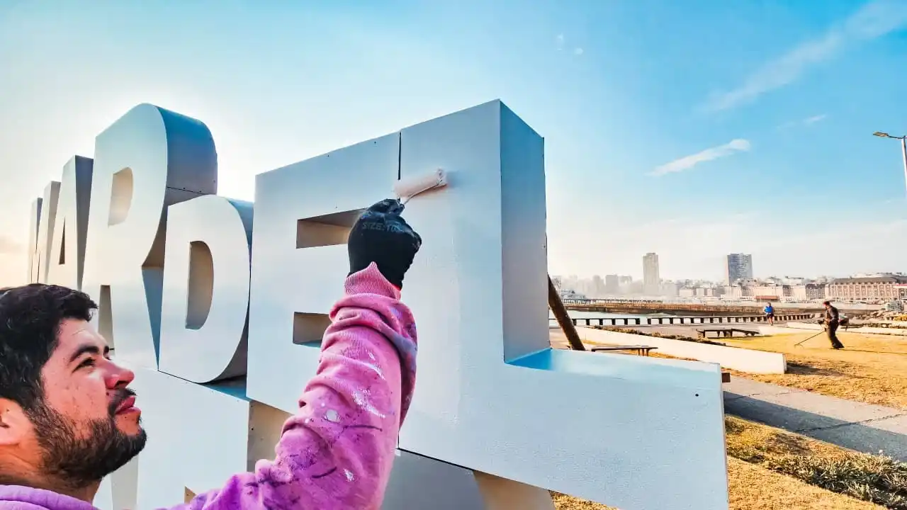 El cartel con letras corpóreas que forman el nombre Mar del Plata, que se encontraba deteriorado por la exposición al clima costero, fue retirado y restaurado durante el mes de enero por la empresa Havanna, que participa del programa de padrinazgo.