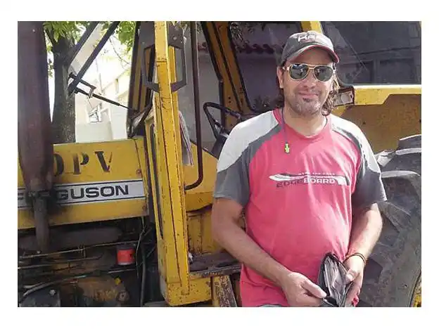 Halló una billetera con dinero tirada en la ruta, rastreó a su dueño y la devolvió