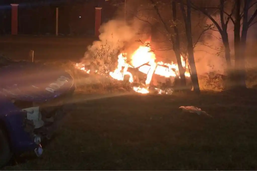 Un cordobés borracho chocó contra un patrullero y se prendió fuego