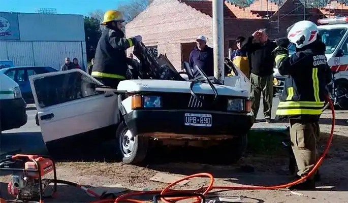 Menor al mando de un automóvil se incrustó contra una columna