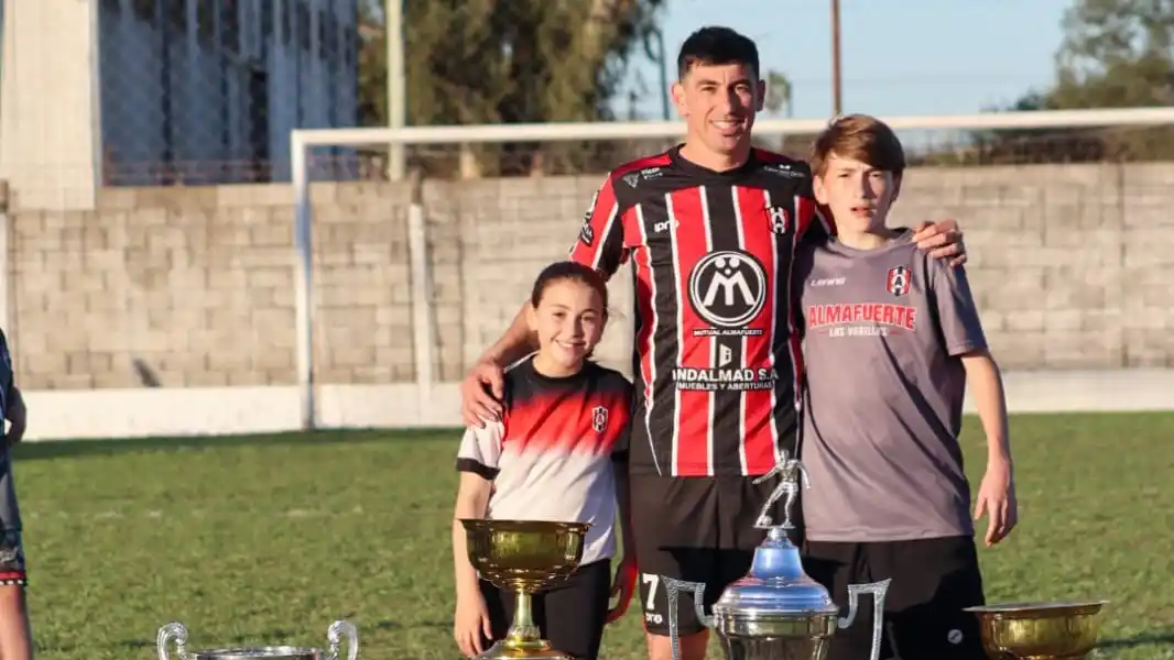 Lalo Galarza, en su club con sus amores
