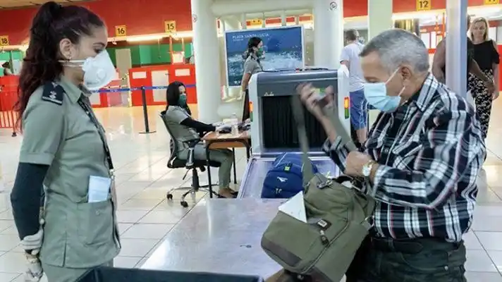 Cuba reduce la entrada de viajeros de EE.UU, México y otros países por COVID-19