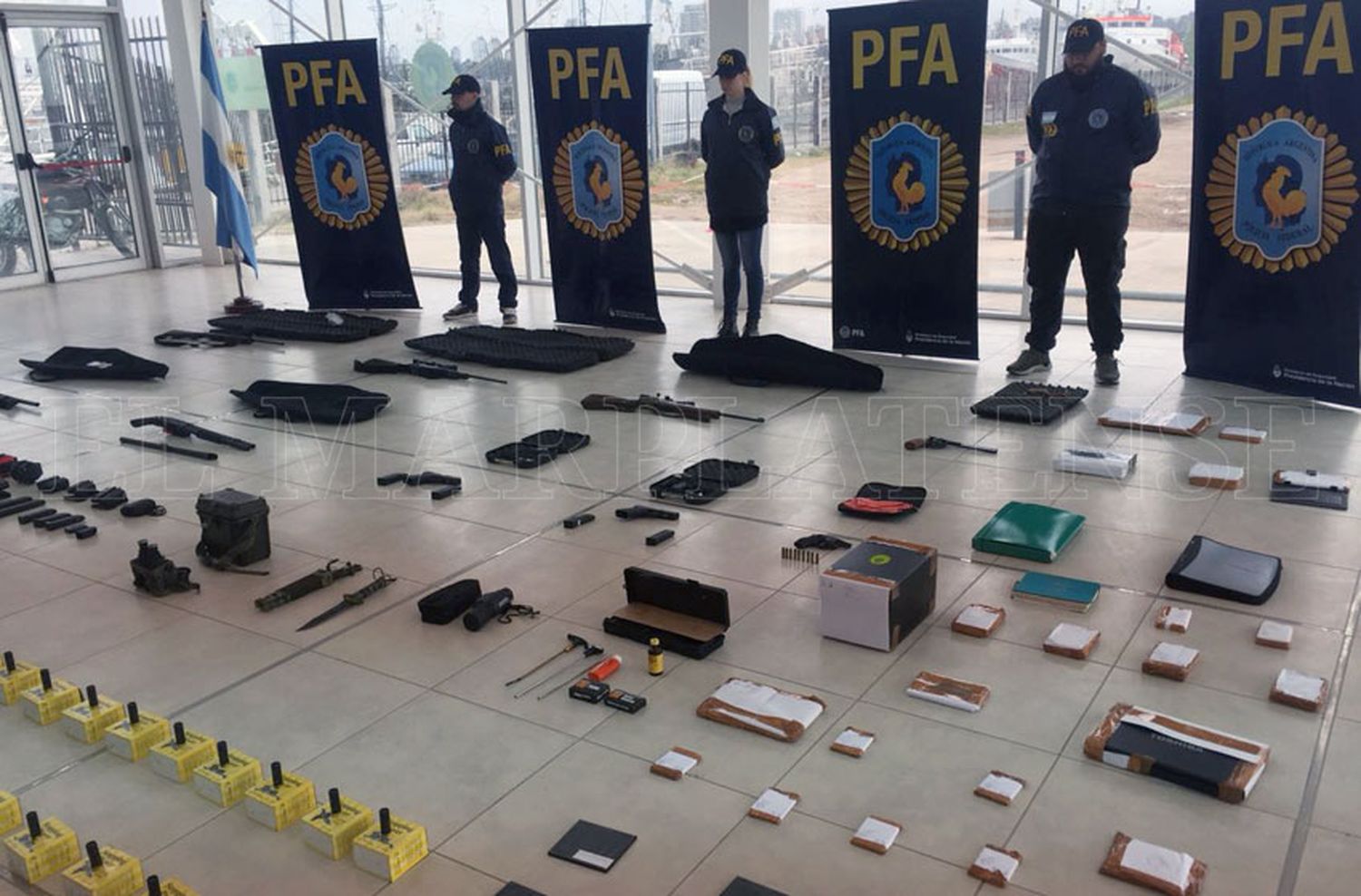 Revelan el arsenal militar incautado a la secta que explotaba mujeres