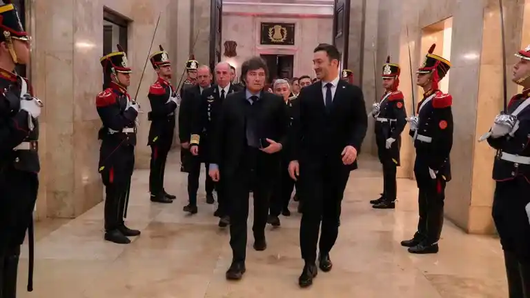 Milei encabezó un acto con las Fuerzas Armadas y anunció una recomposición salarial