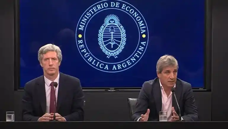 Luis Caputo y el presidente del BCRA, Santiago Bausili en conferencia de prensa.