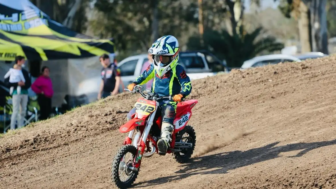 “Soy Valentino y corro en moto”: el piloto gualeyo que correrá en un latinoamericano de minicross