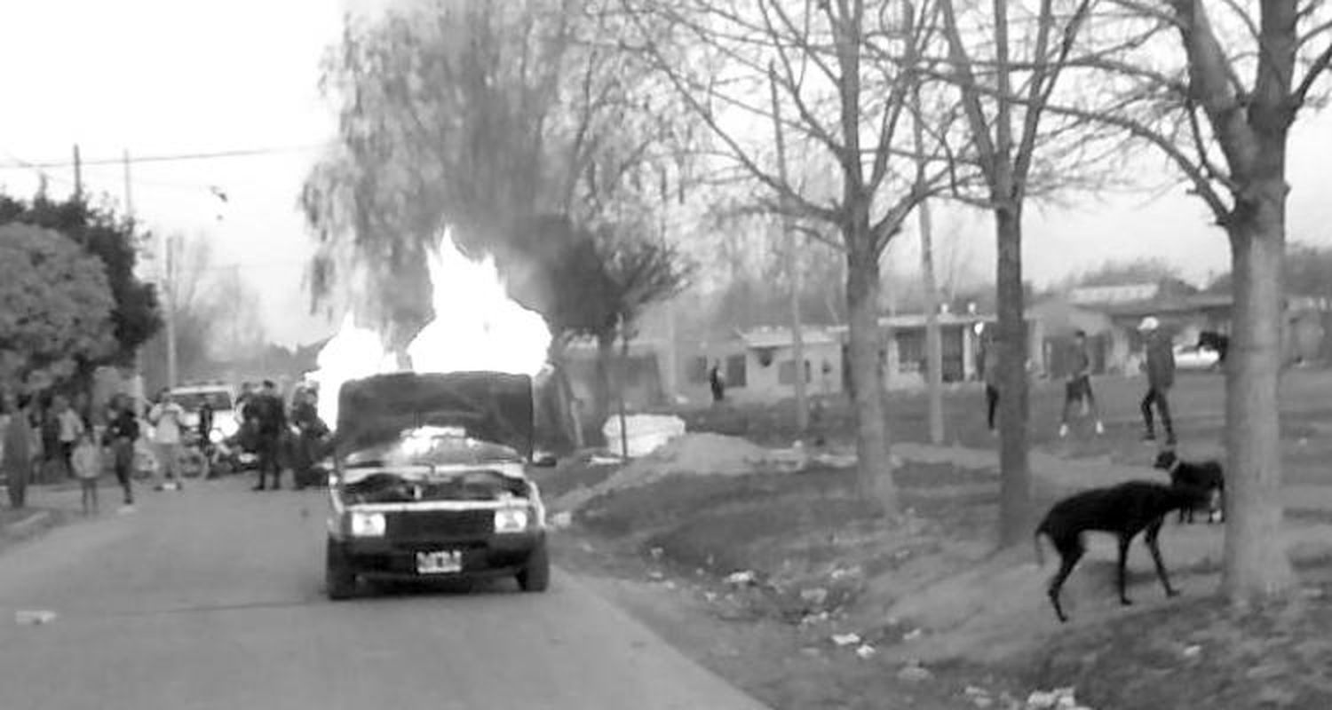 Tras confuso episodio, ardió en llamas un auto en Brenan al 1300