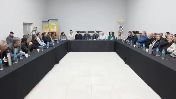 Frigerio y Azcué encabezaron un encuentro con Intendentes y destacaron la gestión “con compromiso y sin recursos”