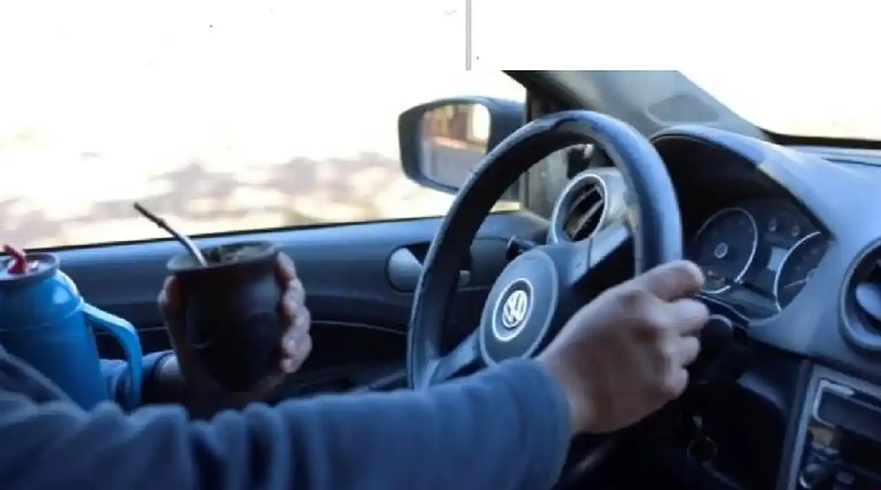 Se incluye dentro de las conductas de manejo inseguro, con una multa que ronda los $24.000.