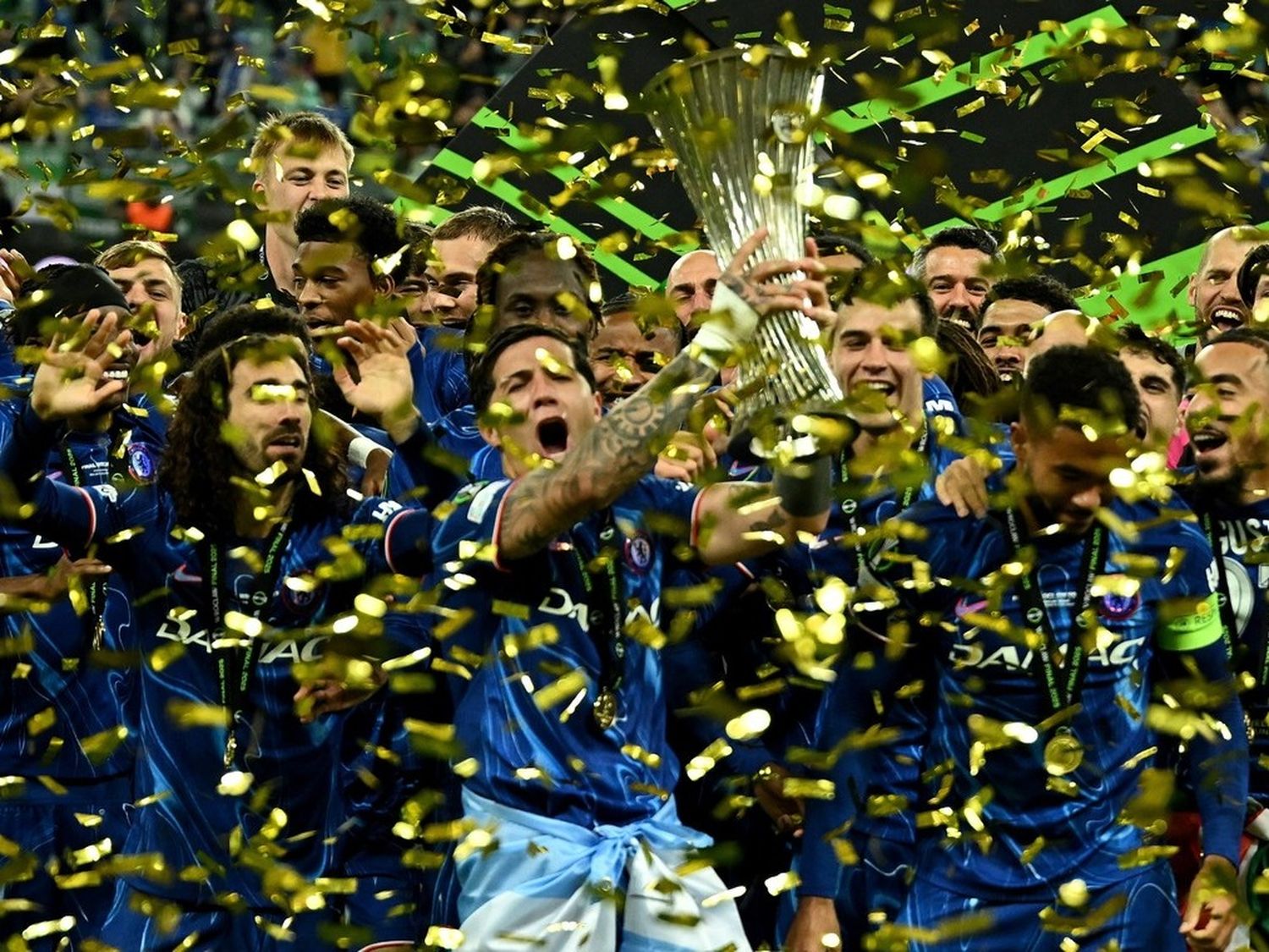Con gol y asistencia de Enzo Fernández, Chelsea goleó a Betis y se consagró campeón de la Conference League