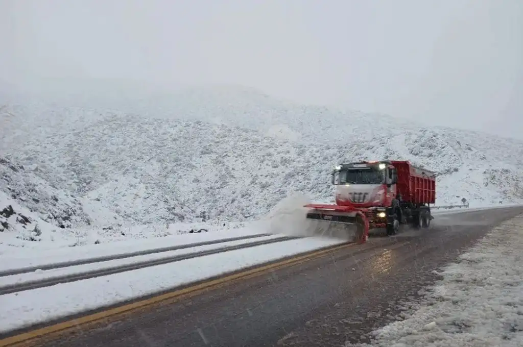 El SMN emitió alertas amarillas por nevadas en la cordillera y vientos intensos en la Patagonia sur.