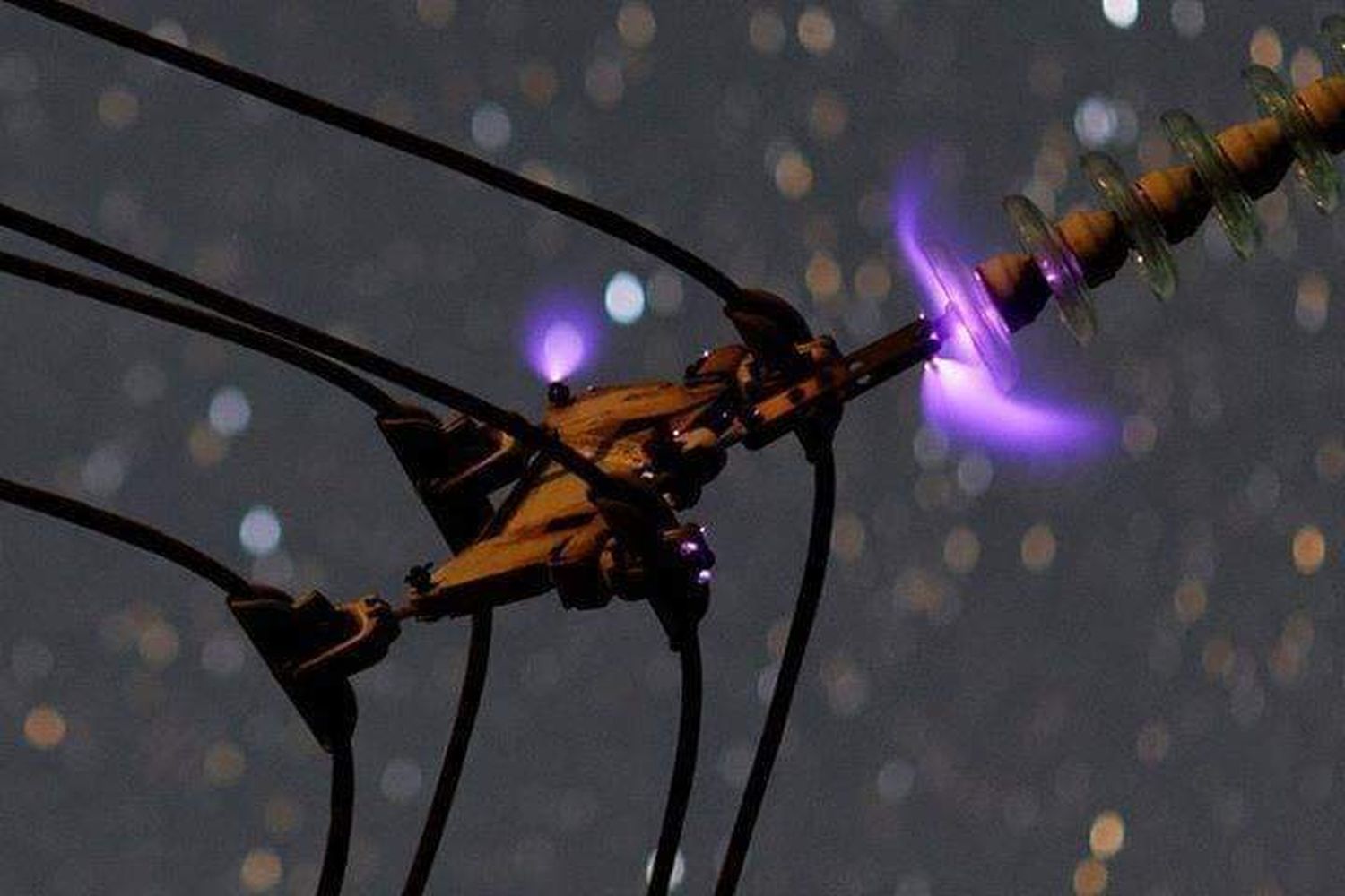 "MURMULLO ELÉCTRICO" ¿Por qué zumban los cables de alta tensión?
