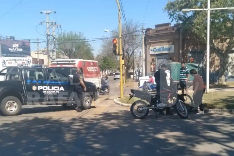 Accidente entre birrodados: una mujer a bordo de una moto terminó lesionada