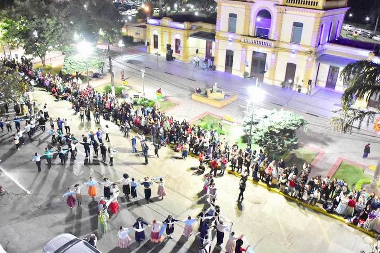 Casi 2.000 estudiantes de todos los niveles
bailaron el Pericón en la plaza San Martín