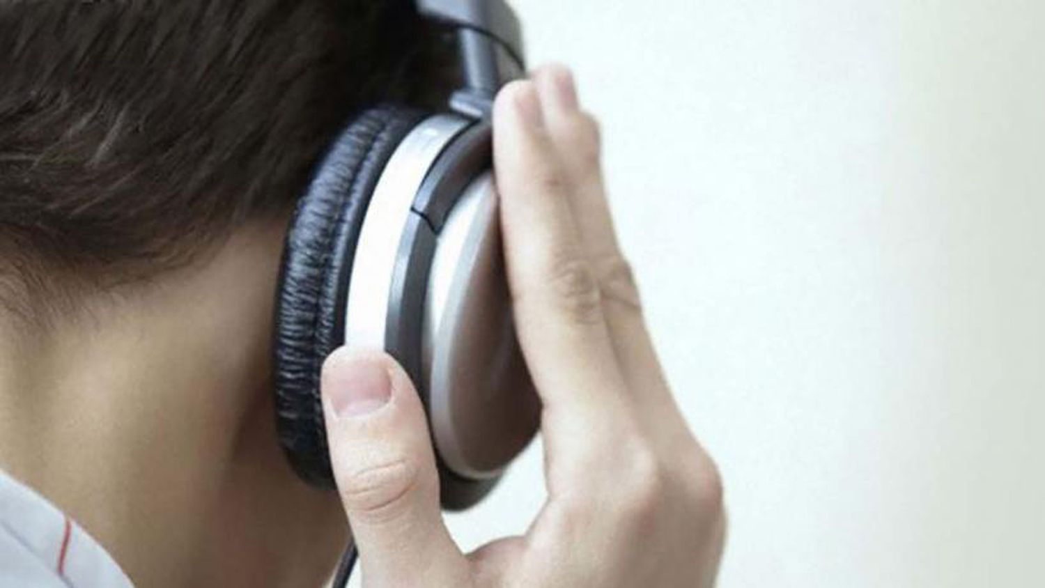 ¿Qué efectos acarrea el uso intensivo de auriculares?