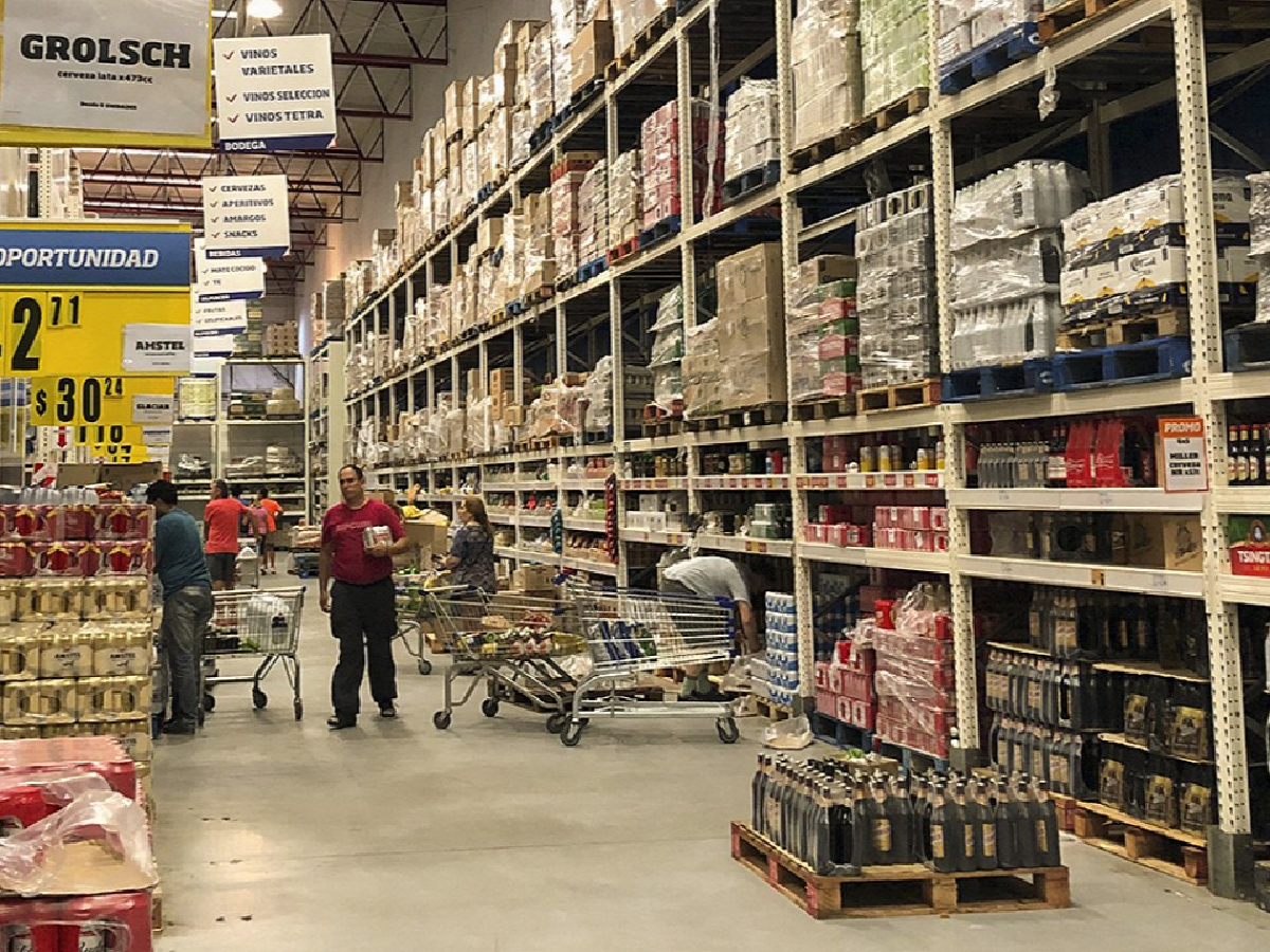 Por la inflación, la gente compra cada vez más en los autoservicios mayoristas