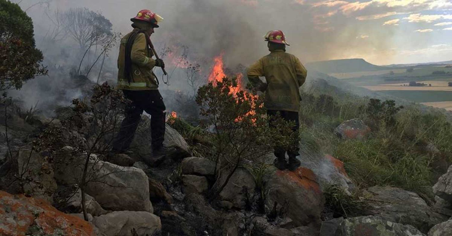 Bomberos culminarán recién en dos días los trabajos en Sierra El Volcán