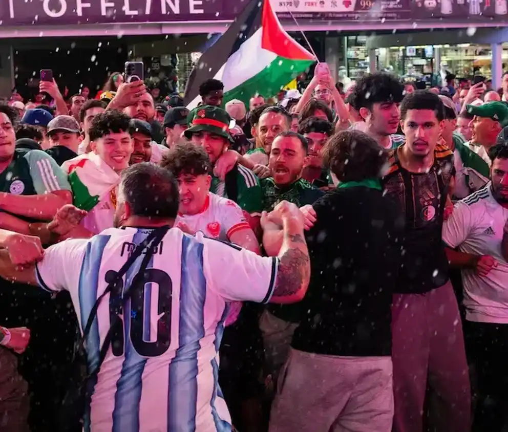 Hinchas argentinos y argelinos se enfrentaron en el Times Square mientras desarrollaban un banderazo. Foto: Reuters
